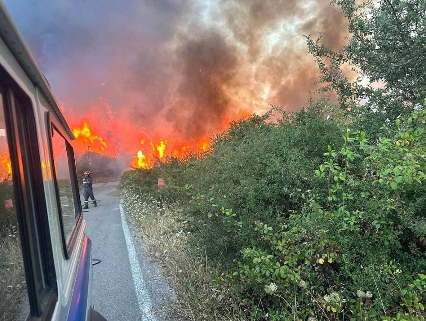 Un incendio forestal arde en la zona de Pianetti, entre Gratteri y Cefalu, en la provincia de Palermo