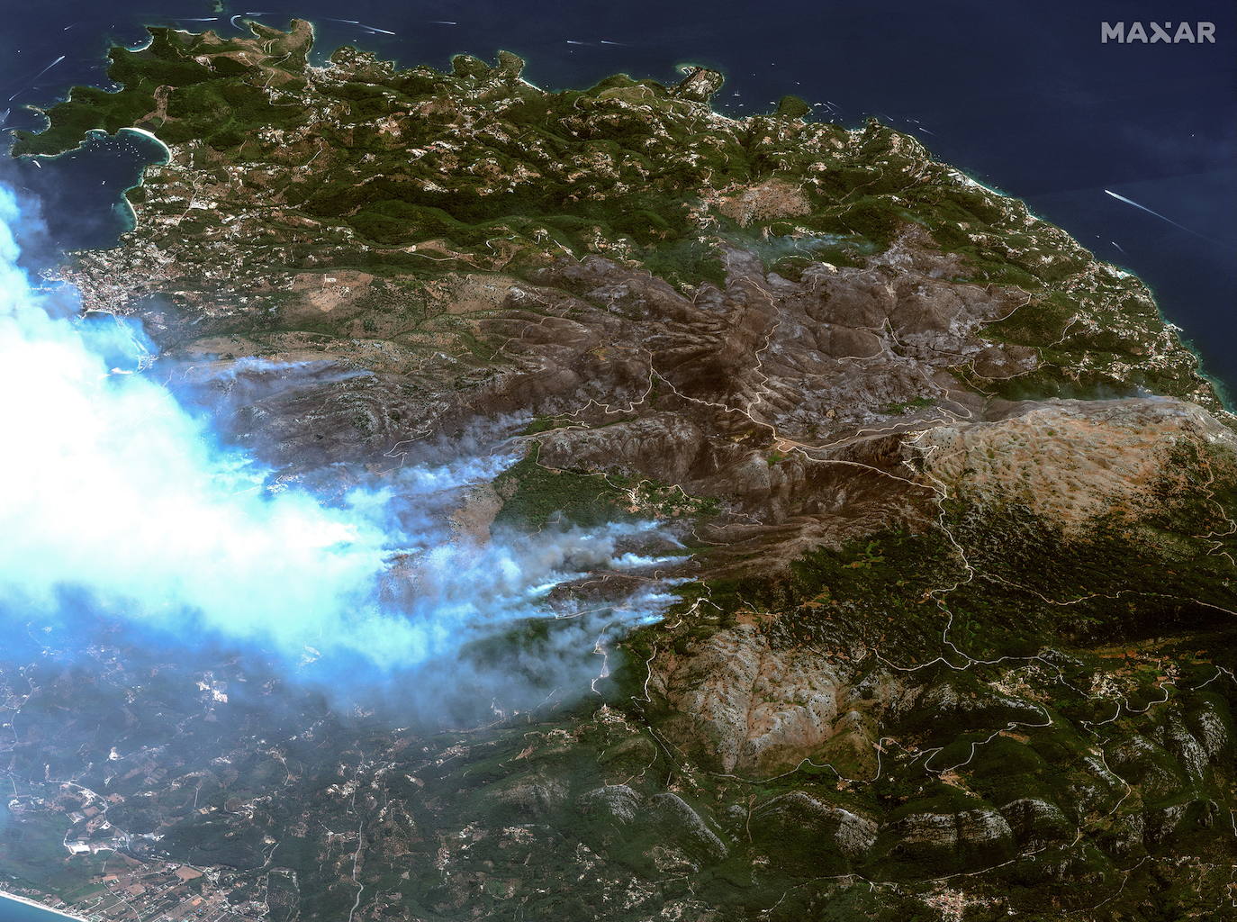 Una imagen de satélite facilitada por Maxar Technologies muestra un incendio forestal en la isla de Corfú, Grecia