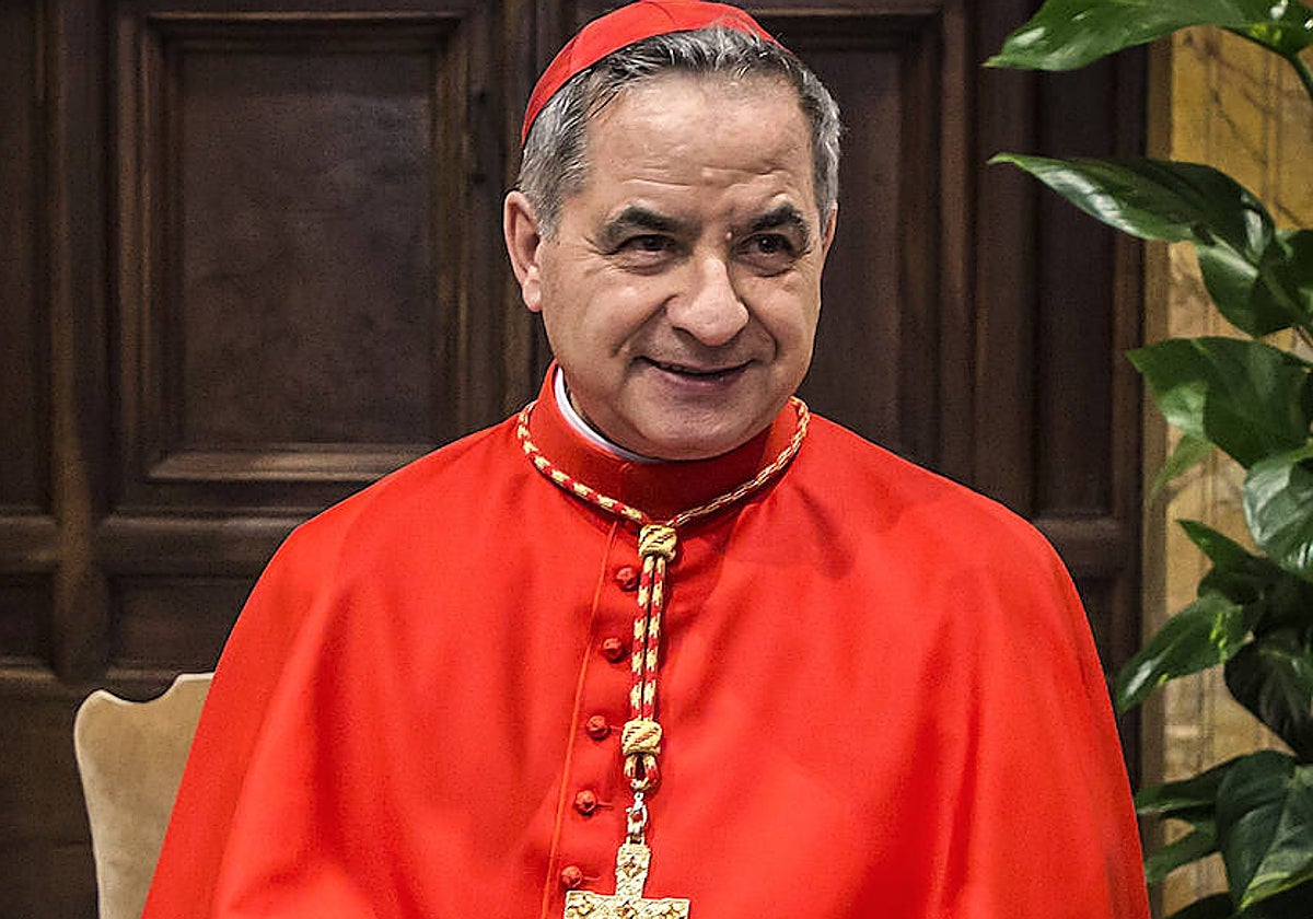 El cardenal Giovanni Angelo Becciu en el Vaticano