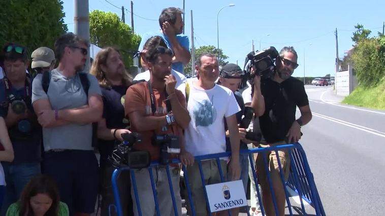 El Rey Juan Carlos llega a casa de Pedro Campos donde se alojará durante su estancia en Sanxenxo