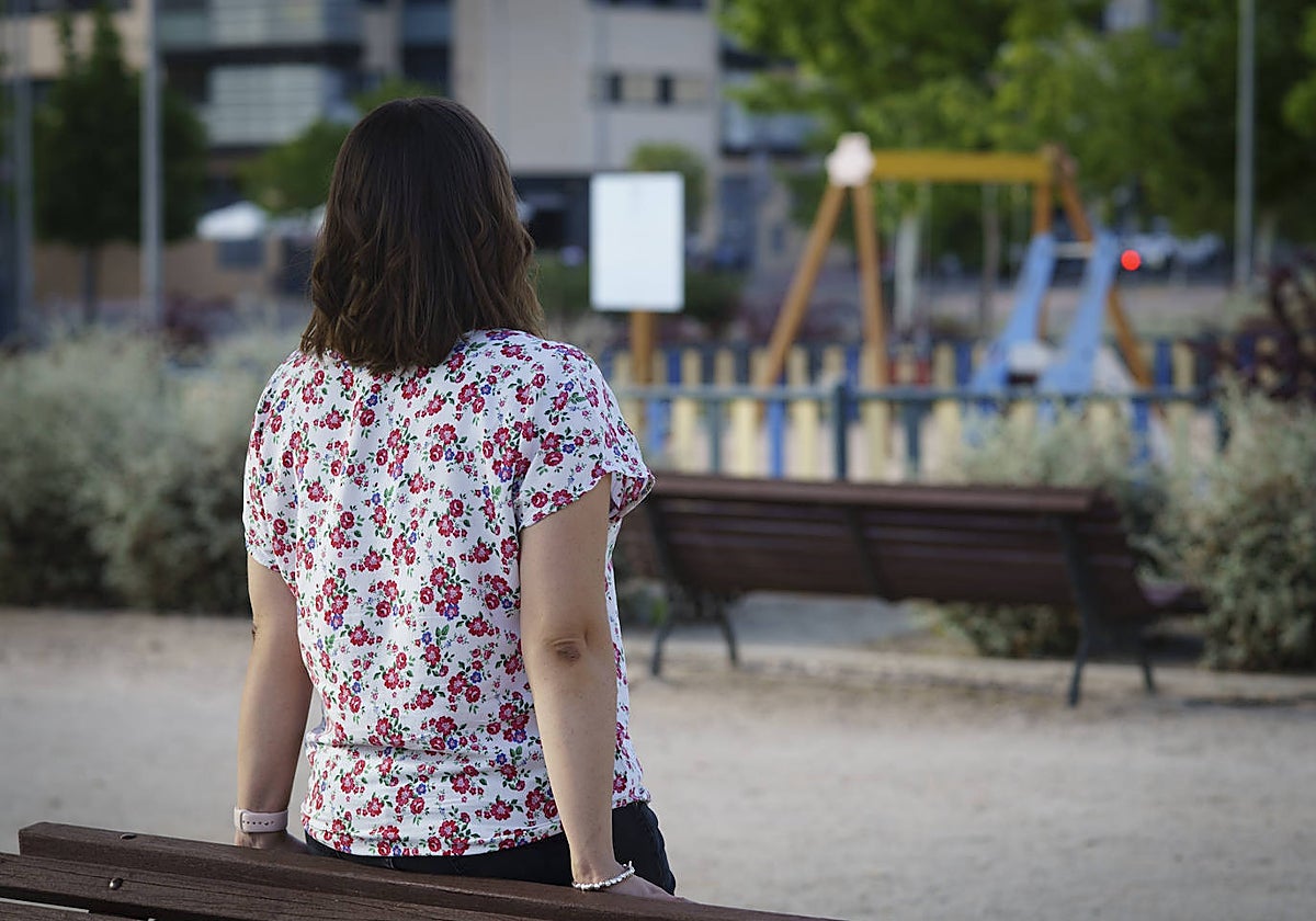 Silvia (nombre ficticio), psicóloga denunciada, posa de espaldas para ABC