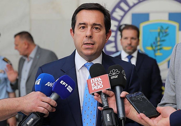 Notis Mitarakis en una rueda de prensa