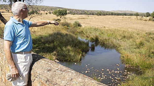 Imagen después - Domingo Ferreras, vecino de Escober de Tábara, muestra la evolución de un año para otro