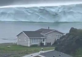 El momento en el que un gigantesco iceberg se acerca a las casas costeras de la isla de Terranova