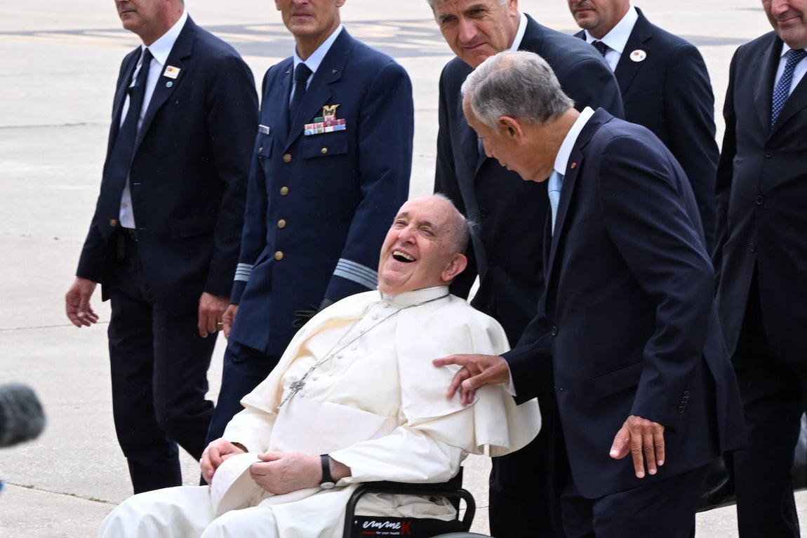 El Papa se ha visto muy sonriente en las primeras fotos de su llagada a Portugal para participar en la Jornada Mundial de la Juventud