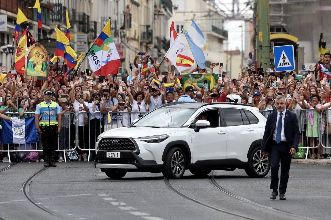 Peregrinos frente al Palacio Nacional de Belem, Lisboa, tras la llegada del Papa Francisco para asistir a la Jornada Mundial de la Juventud 
