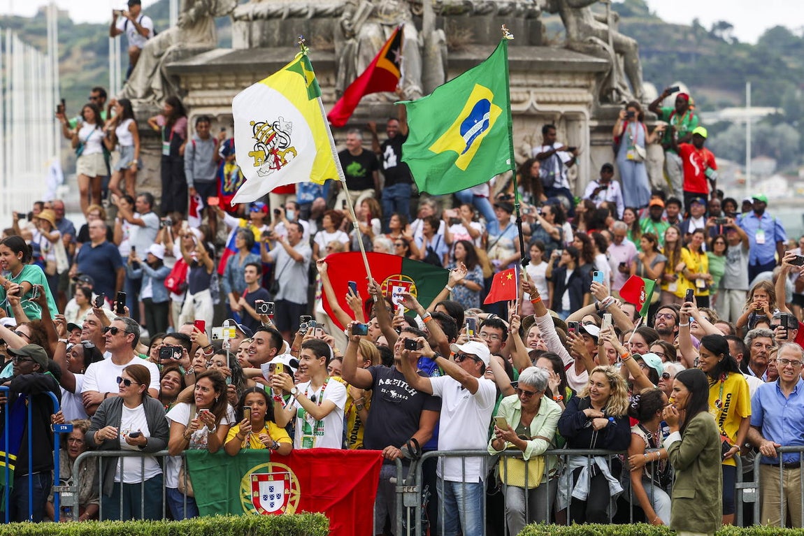 Banderas de diferentes países y la de la Iglesia ondeadas este miércoles por católicos que han vivido con emoción la llegada del Papa a Lisboa, sede de la Jornada Mundial de Juventud, donde ha sido recibido por el presidente Marcelo Rebelo de Sousa 