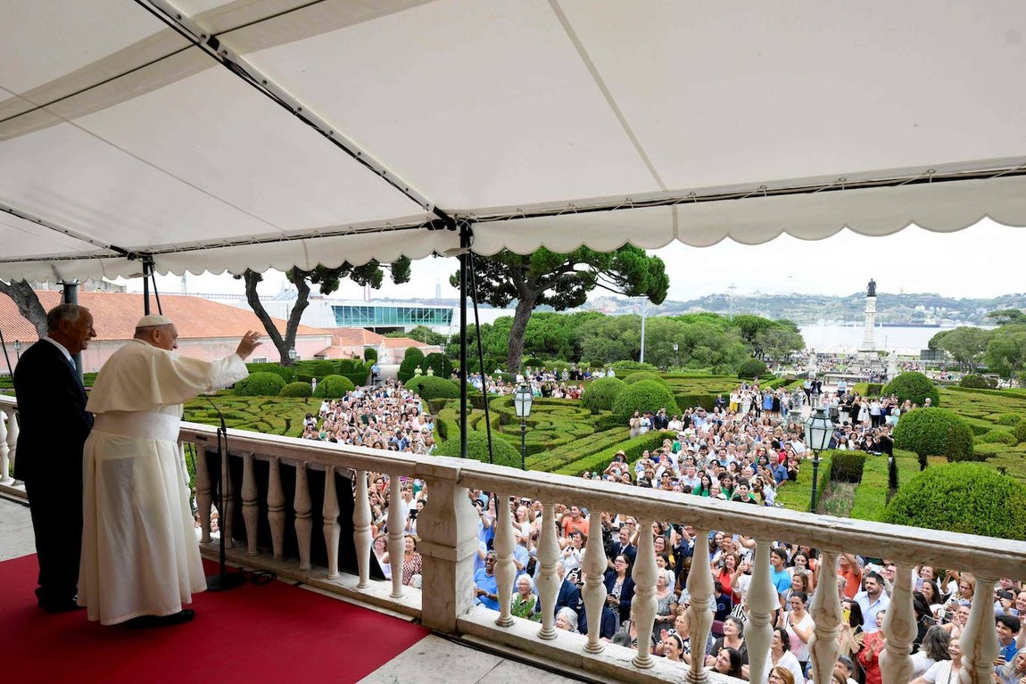 Francisco saludando a la multitud junto al presidente portugués Marcelo Rebelo de Sousa en el Palacio Nacional de Belem, Lisboa, como parte de su viaje a la Jornada Mundial de la Juventud 2023