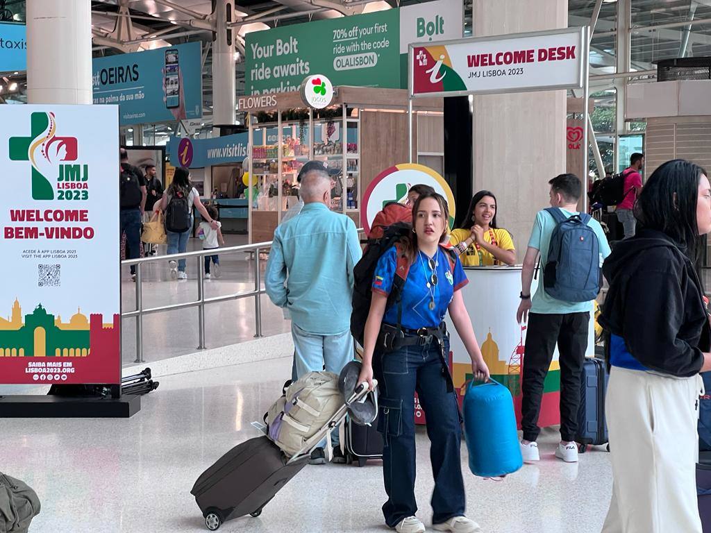 Mostrador de bienvenida en el aeropuerto de Lisboa, donde se celebrará la Jornada Mundial de la Juventud