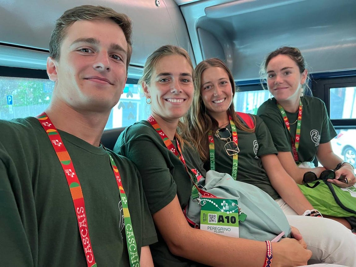 Cuatro jóvenes del equipo de Nuestra Señora de Sevilla en un autobús dirigiéndose a la JMJ