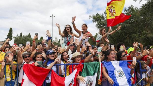 El Parque del Perdón: el &#039;confesódromo&#039; abarrotado de jóvenes de la JMJ de Lisboa