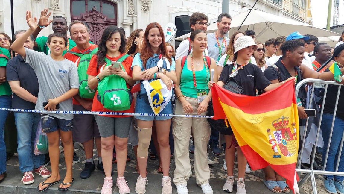 Peregrinos españoles en la zona de Belém esperan el paso del Papa, que va a visitar al presidente de la República portuguesa