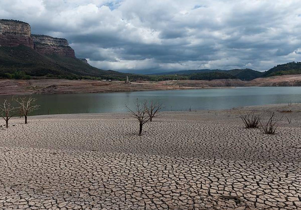 Pantano en Cataluña, donde el nivel del agua es tan bajo que los embarcaderos están secos