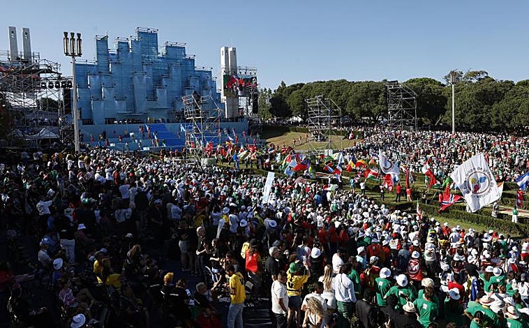 Imagen principal - Arriba, el gran escenario desde el que el Papa se dirigido a la multitud. Debajo, dos detalles de la ceremonia, un momento del baile y la llegada de las banderas de los 151 países representados.