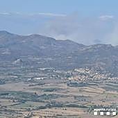 Confinamientos y carreteras cortadas por un incendio en la zona del pantano de Portbou que moviliza a bomberos de los dos lados de la frontera