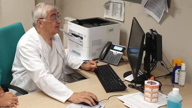 El doctor Manuel Giralde, en consulta