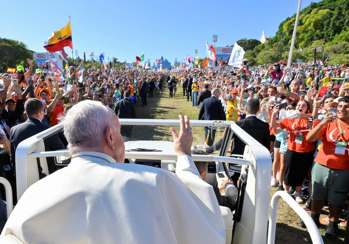 Miles de peregrinos llenaron el Parque Eduardo VII para ver el Via Crucis