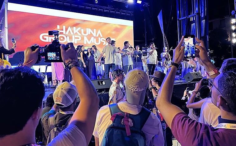 Imagen principal - El grupo Hakuna también estuvo presente en la velada, sus canciones están entre las más escuchadas de Spotify, arriba. Por debajo, unas religiosas aplauden a los 'influencers' mientras no dejan de grabar con su teléfono móvil. Los jóvenes tenían un ojo puesto en el escenario y otro en su teléfono mientras trasmitían el directo cada momento.