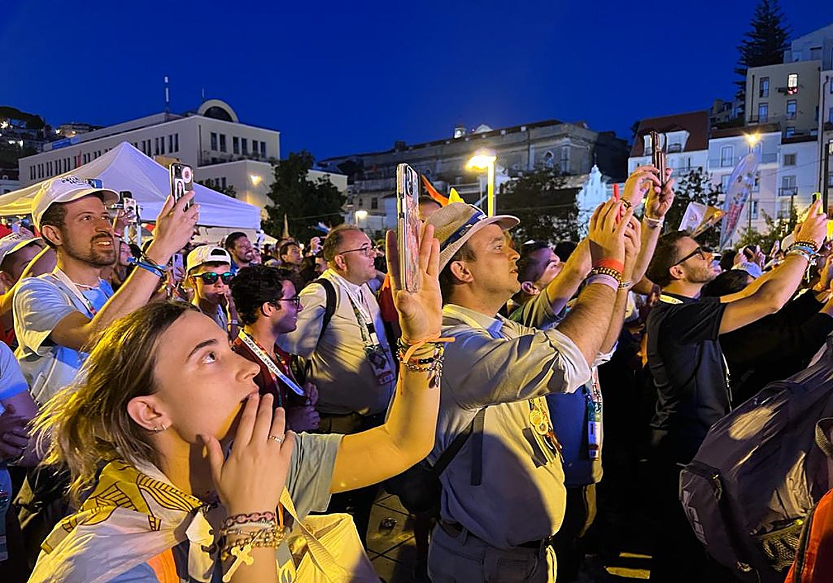 Los influencers católicos no dejan de registrar ni un solo momento del encuentro con su móvil