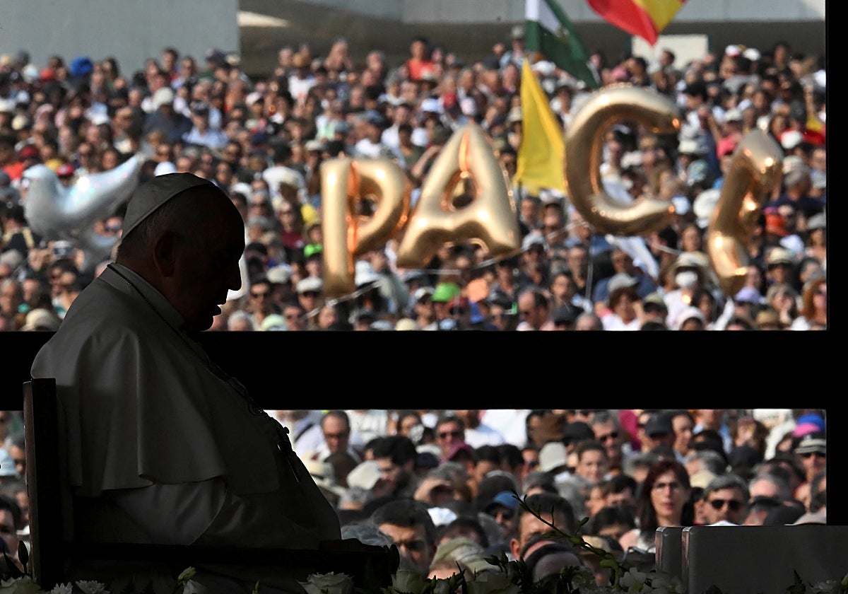 Aunque se esperaba un discurso en el que hablase de la guerra, el Papa ha preferido orar por la paz