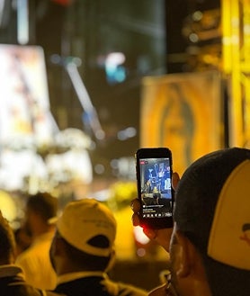 Imagen secundaria 2 - El grupo Hakuna también estuvo presente en la velada, sus canciones están entre las más escuchadas de Spotify, arriba. Por debajo, unas religiosas aplauden a los 'influencers' mientras no dejan de grabar con su teléfono móvil. Los jóvenes tenían un ojo puesto en el escenario y otro en su teléfono mientras trasmitían el directo cada momento.