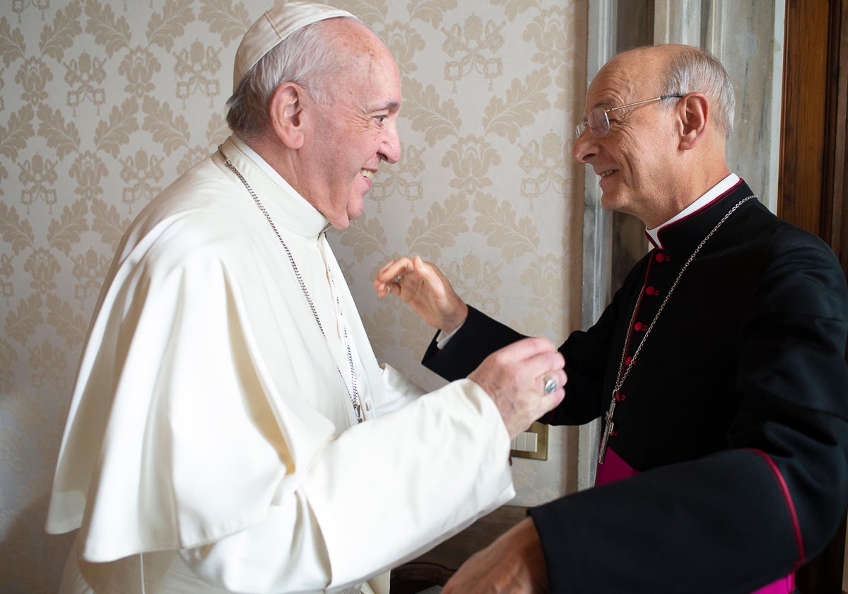 Francisco, durante una audiencia privada al prelado del Opus Dei, Fernando Ocáriz