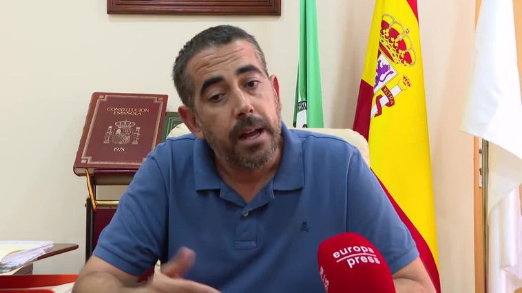 Casariche (Sevilla) ha podido abastecerse de agua gracias a un camión cisterna, cubos y garrafas