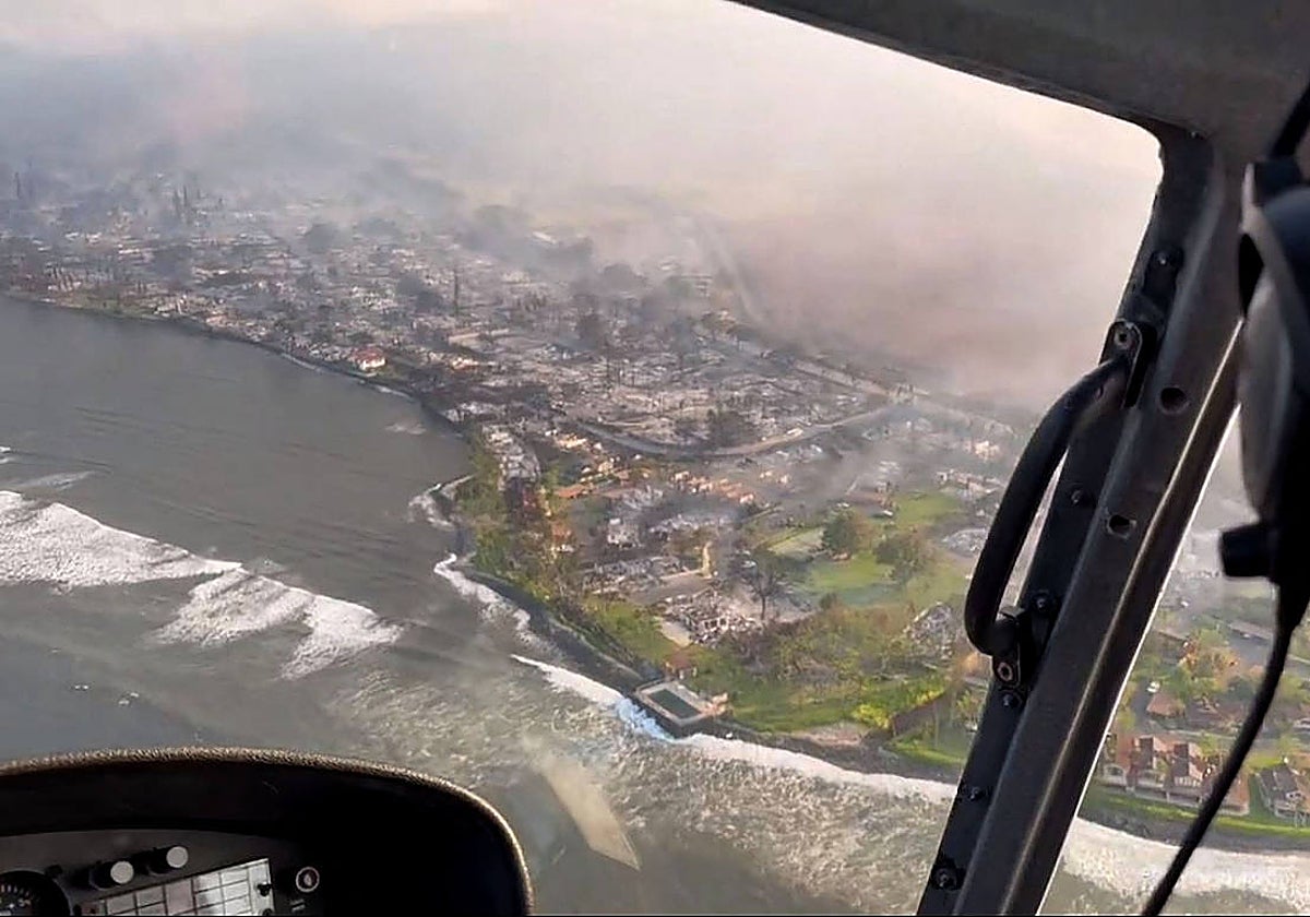 Vista aérea de la devastación de los incendios en Maui, Hawái