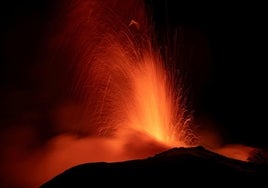 El Etna entra de nuevo en erupción en Sicilia y obliga a cerrar el aeropuerto de Catania