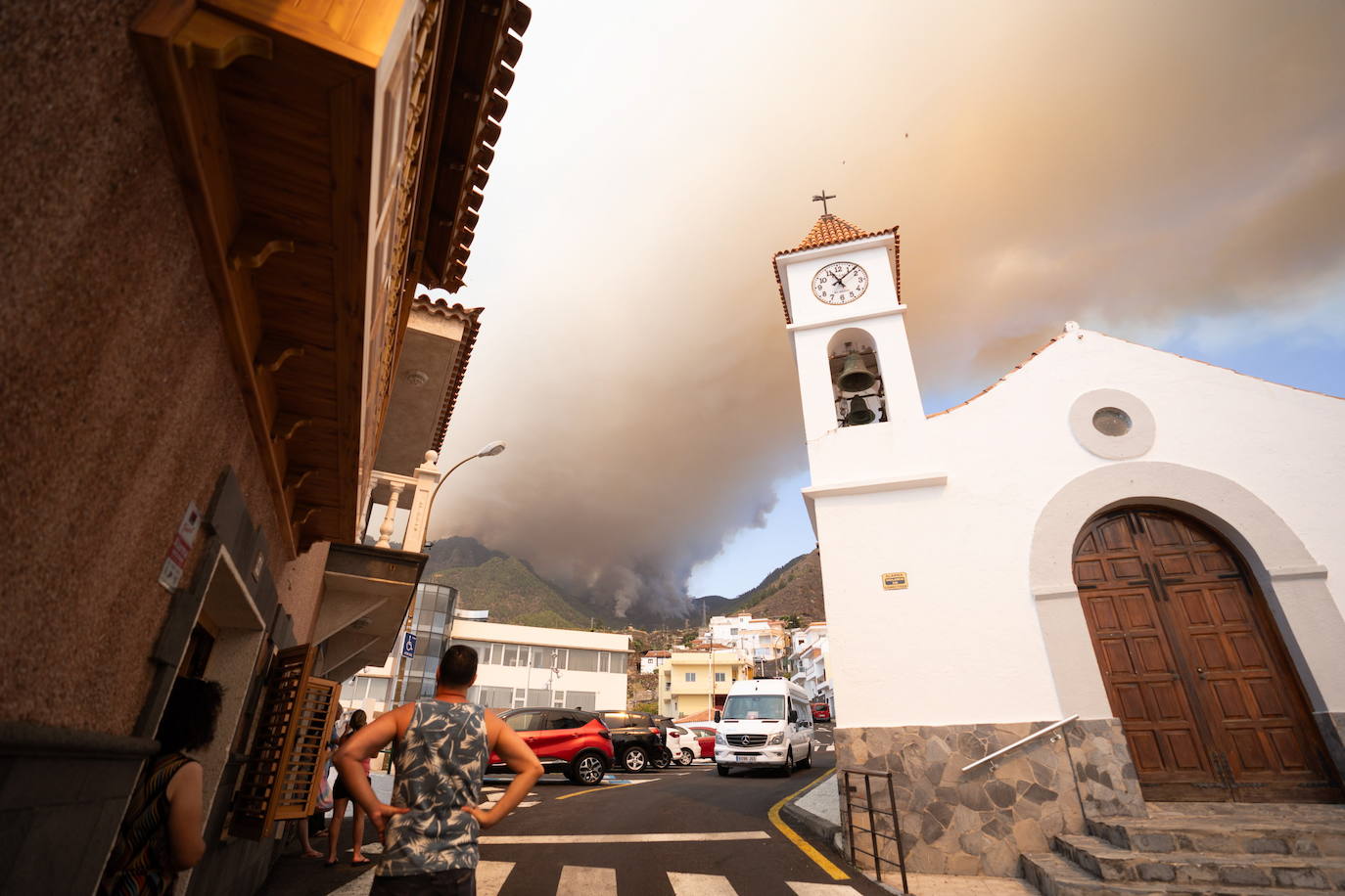 Varios vecinos del barrio de Igueste de Candelaria observan el incendio