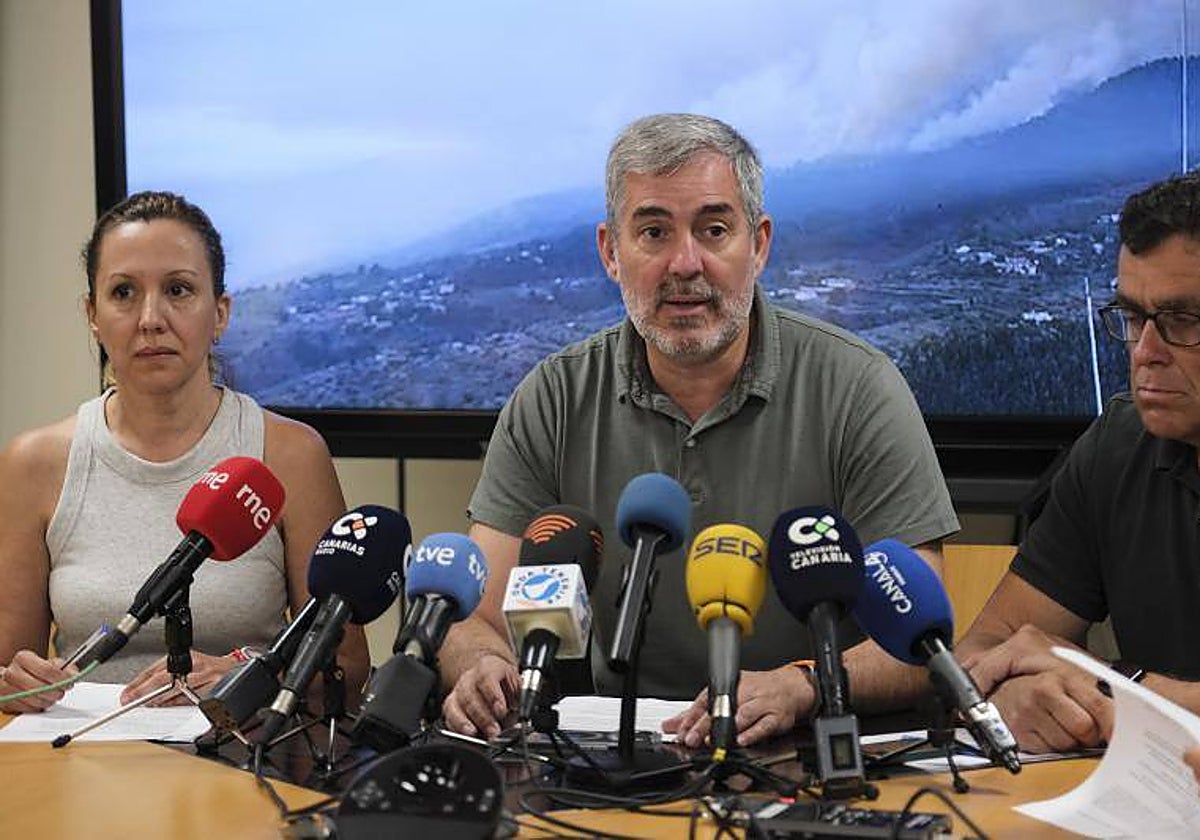 El presidente del Gobierno de Canarias, Fernando Clavijo, en declaraciones a los medios