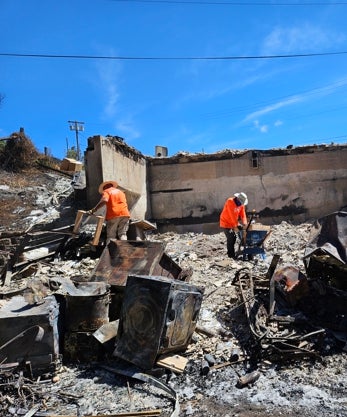 Imagen secundaria 2 - Tanya Upunui y su hijo vecinos de Lahaina escaparon de las llamas. Kole Kalekhi, uno de los muchos voluntarios que se han volcado en la ayuda a las víctimas