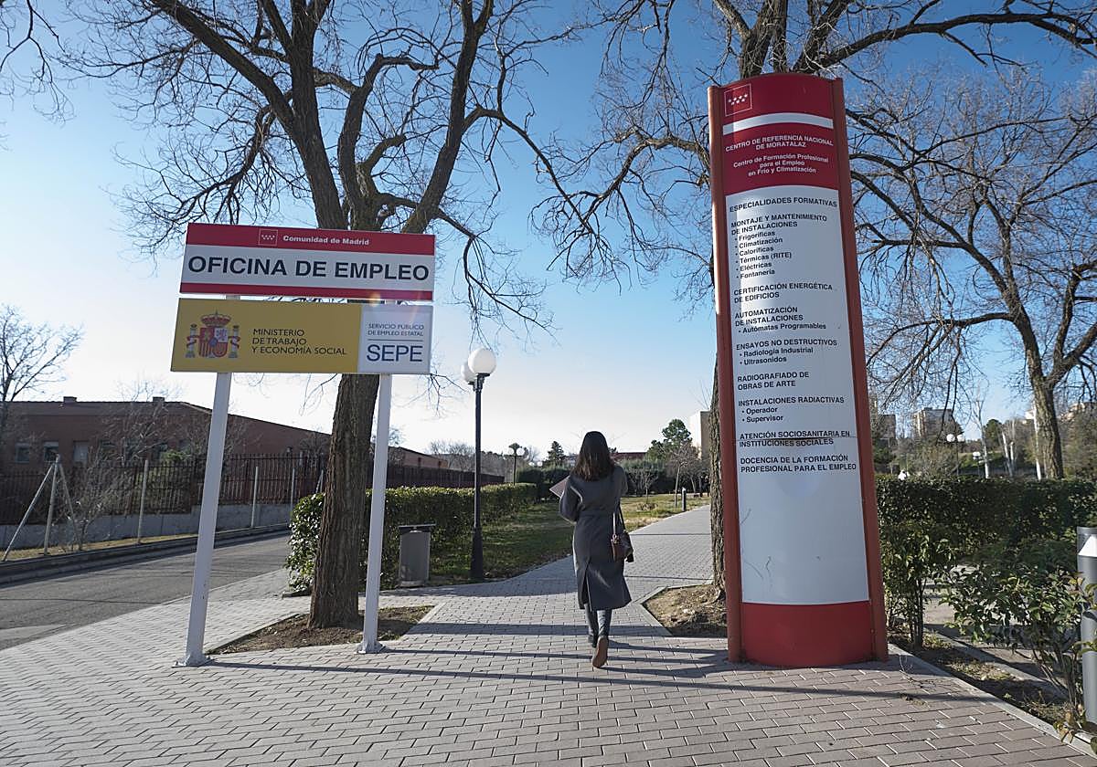 Una joven pasa por delante de una oficina de empleo. (ARCHIVO)