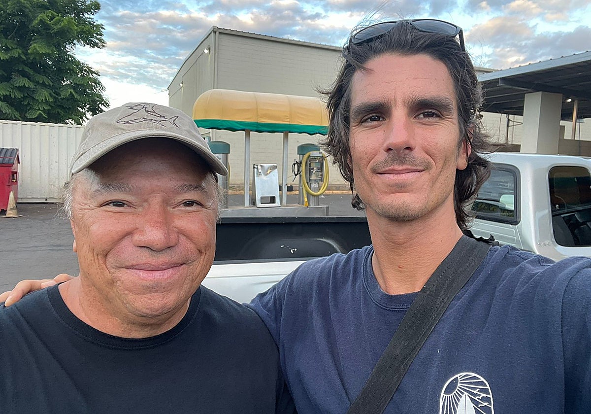 Carlos Amaya (dcha) y Charles sobrevivieron al incendio de Lahaina