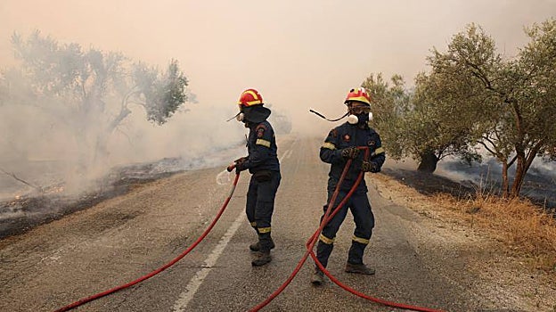 Los bomberos intentan atajar un incendio forestal que arrasa Alexandroupolis, en la región de Evros, Grecia