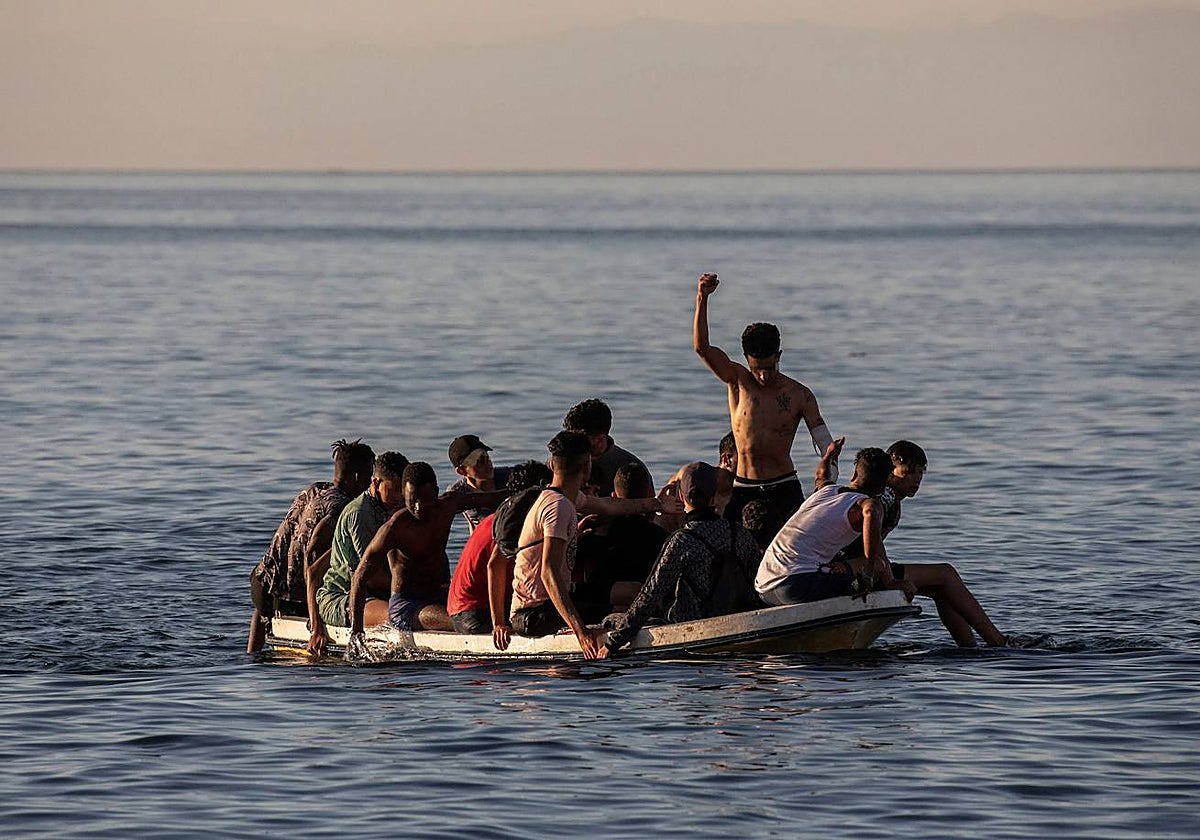 Un grupo de menores a bordo de una barca