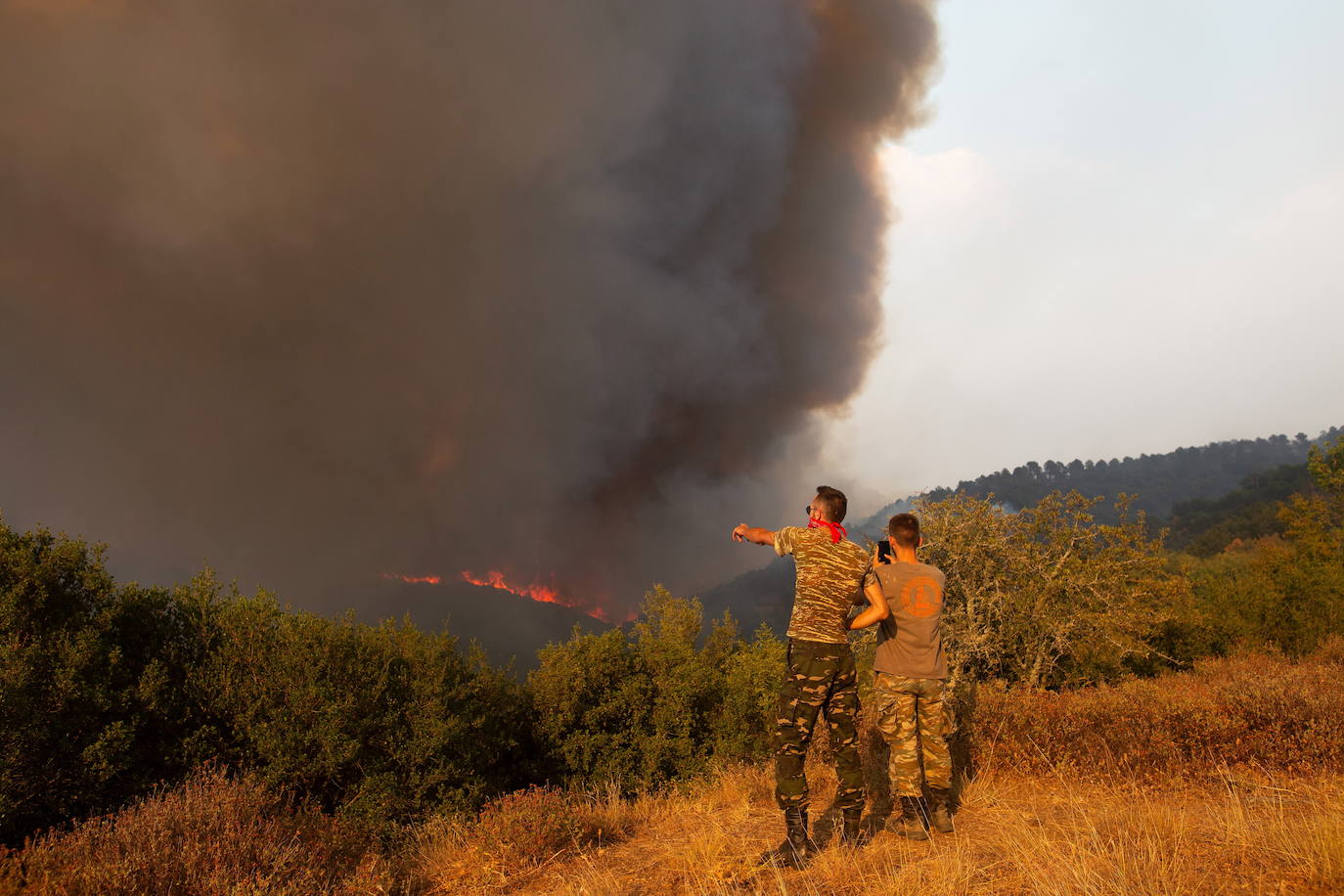 Los vecinos observan cómo el incendio se acerca a la aldea de Sikorrachis en Alejandrópolis (Grecia) 