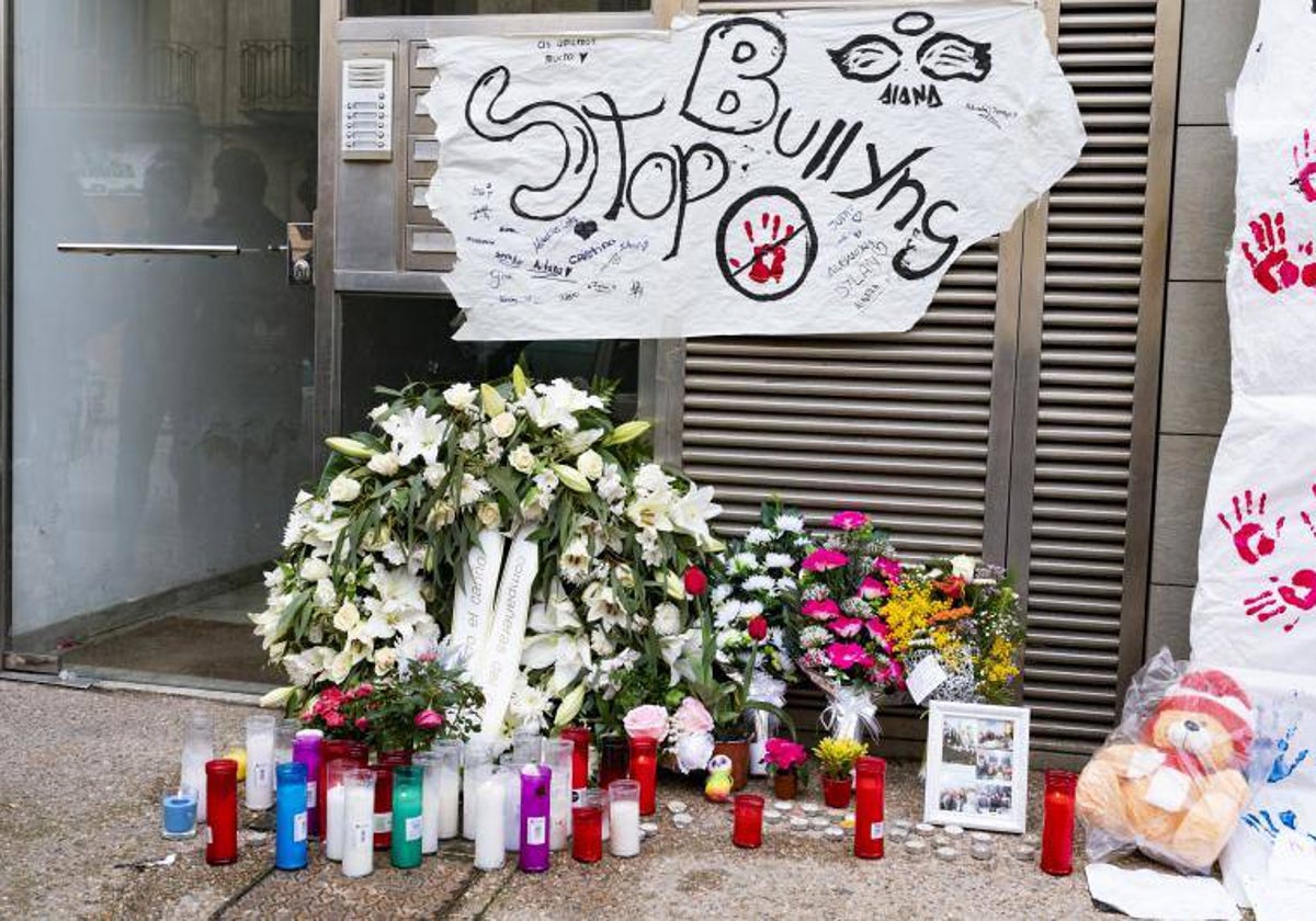 Altar a las gemelas fallecidas tras suicidarse el pasado mes de febrero en Sallent, Barcelona