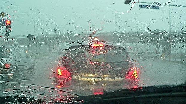 Seis consejos básicos por si la lluvia fuerte te pilla conduciendo: ¿Qué debes hacer?