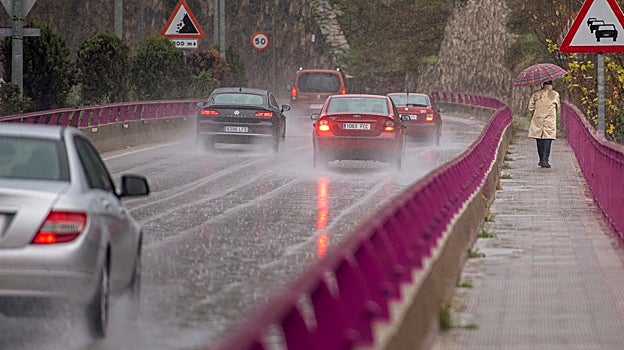 Seis consejos básicos por si la lluvia fuerte te pilla conduciendo: ¿Qué debes hacer?