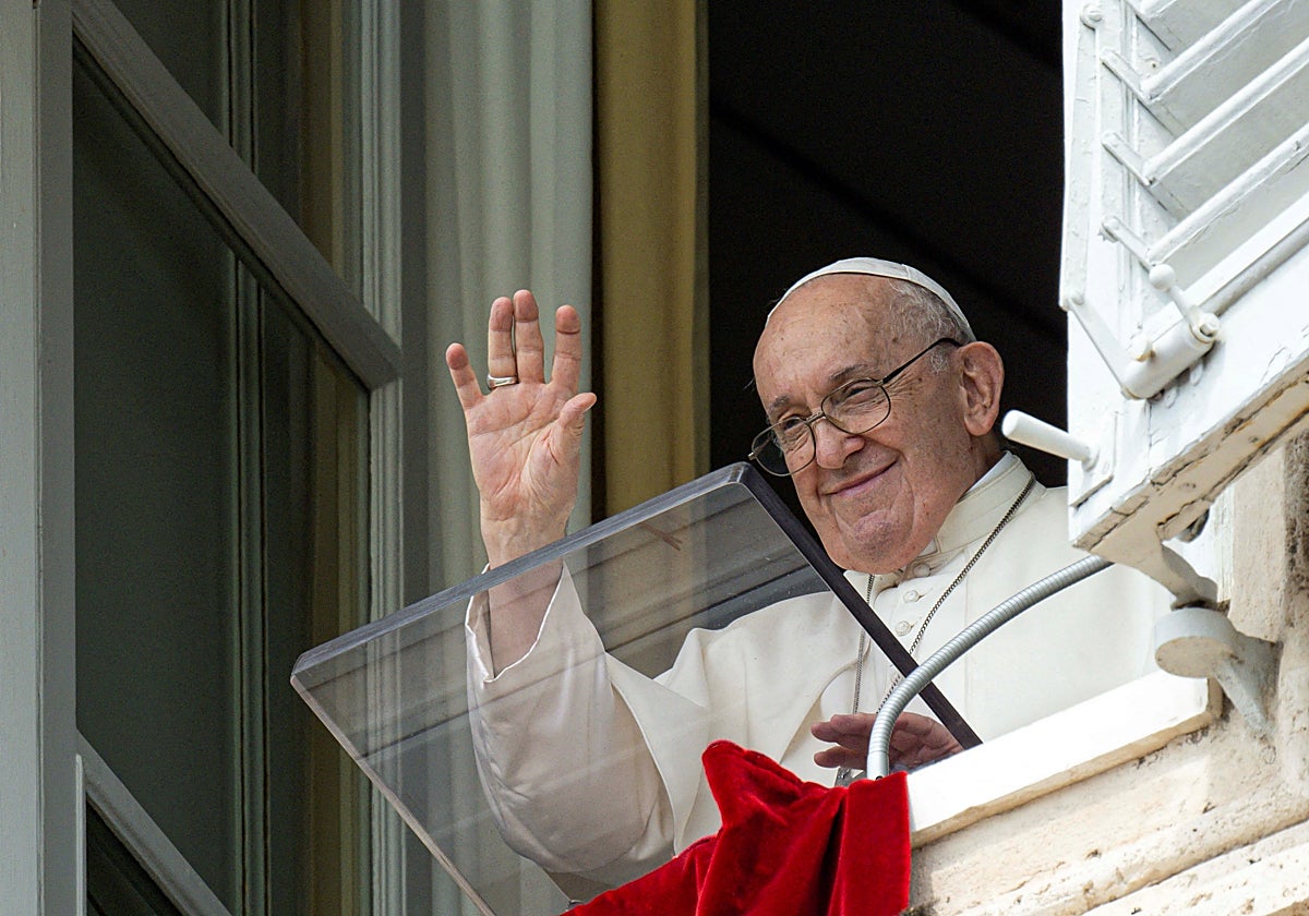 El Papa Francisco, durante el último Ángelus desde el balcón vaticano a la plaza de San Pedro