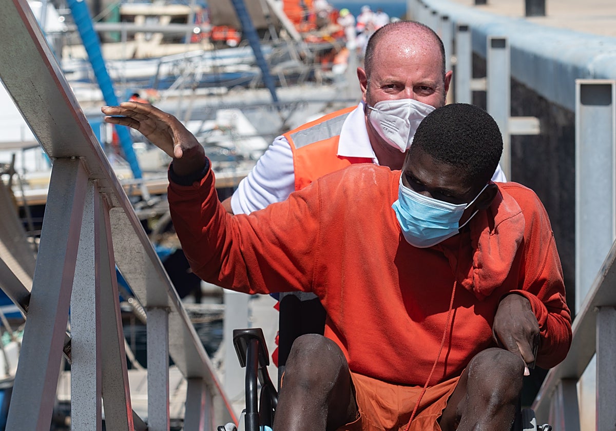 El buque de salvamento Marítimo Salvamar Nízar ha rescatado este pasado 28 de agosto a 55 migrantes de origen subsahariano, entre ellos 12 mujeres y dos menores, en aguas cercanas a Fuerteventura
