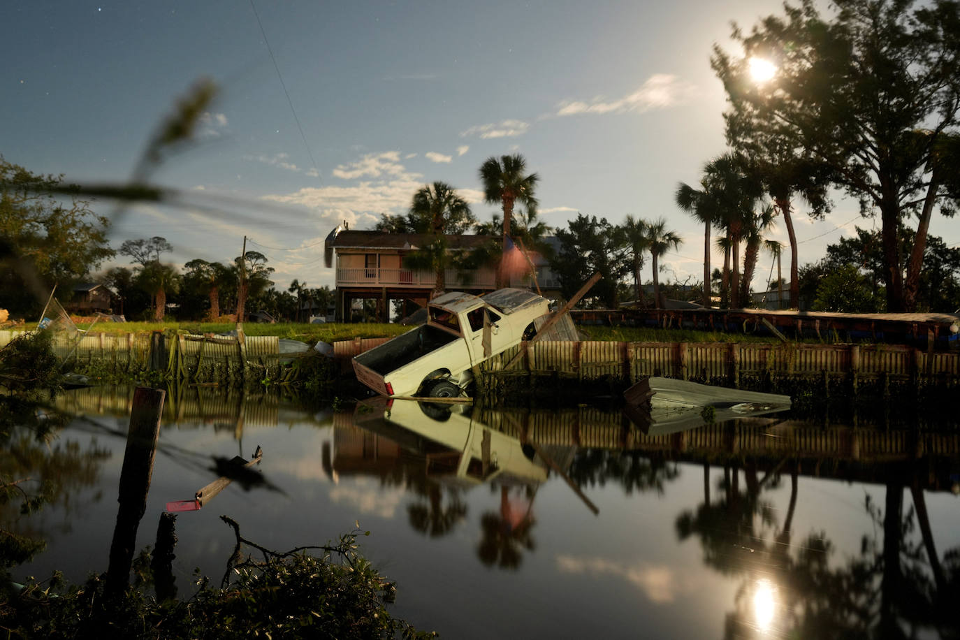 Un vehículo varado en un canal después de la llegada del huracán Idalia en Horseshoe Beach, Florida