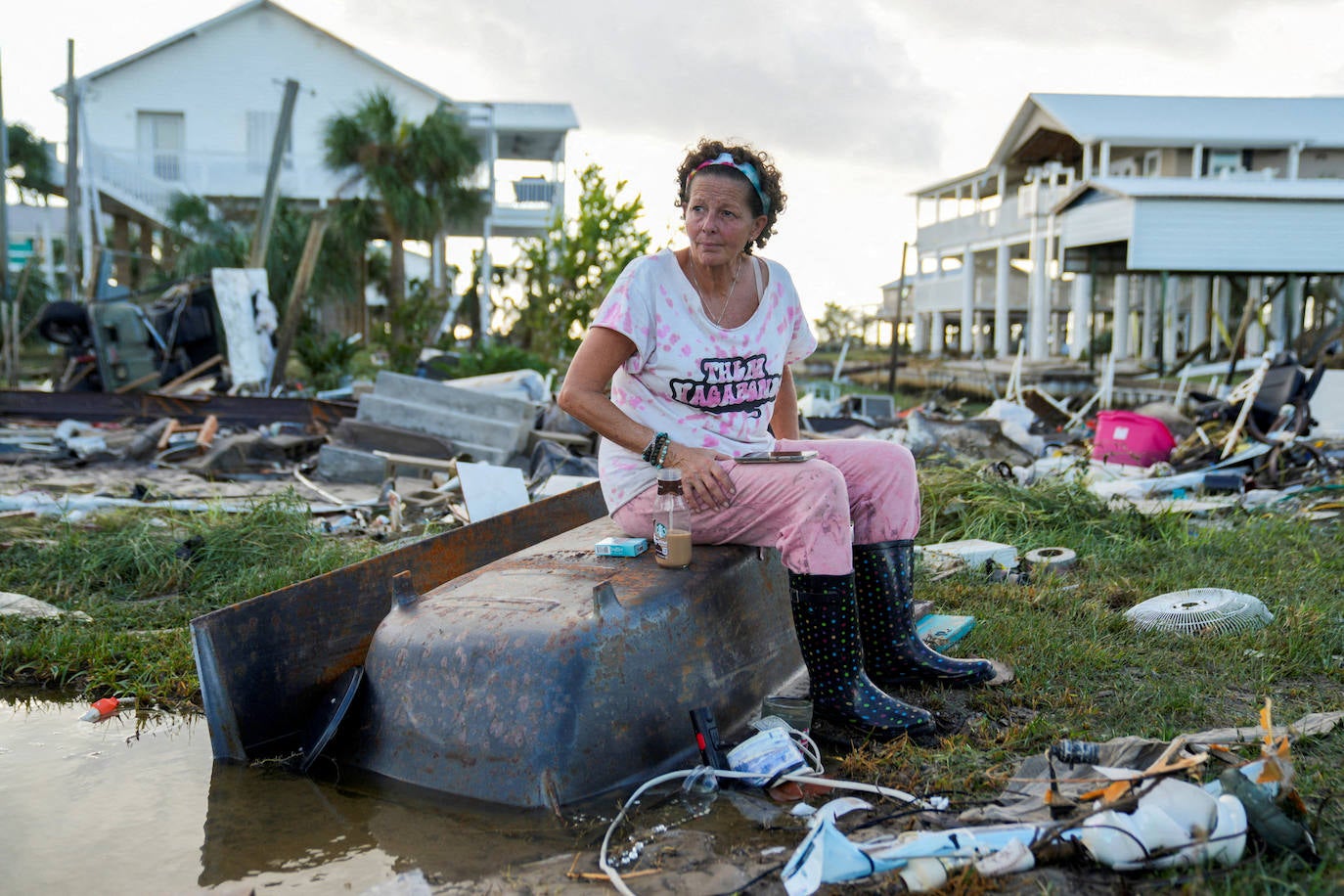 Jewell Baggett, de 51 años, sentada en una bañera entre los escombros de la casa construida por su abuelo, donde creció y vivieron tres generaciones de su familia, y que el huracán Idalia ha reducido a escombros