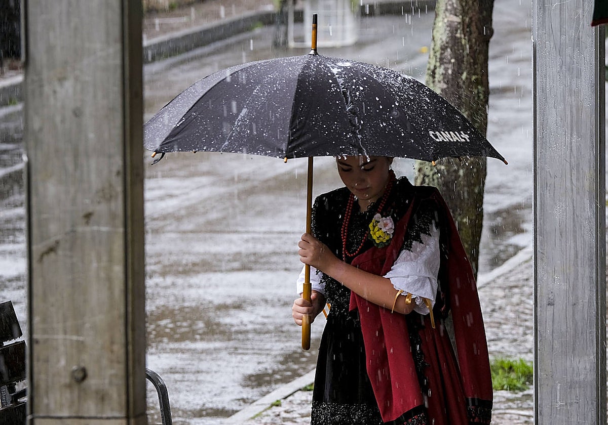Una mujer se protege de la lluvia