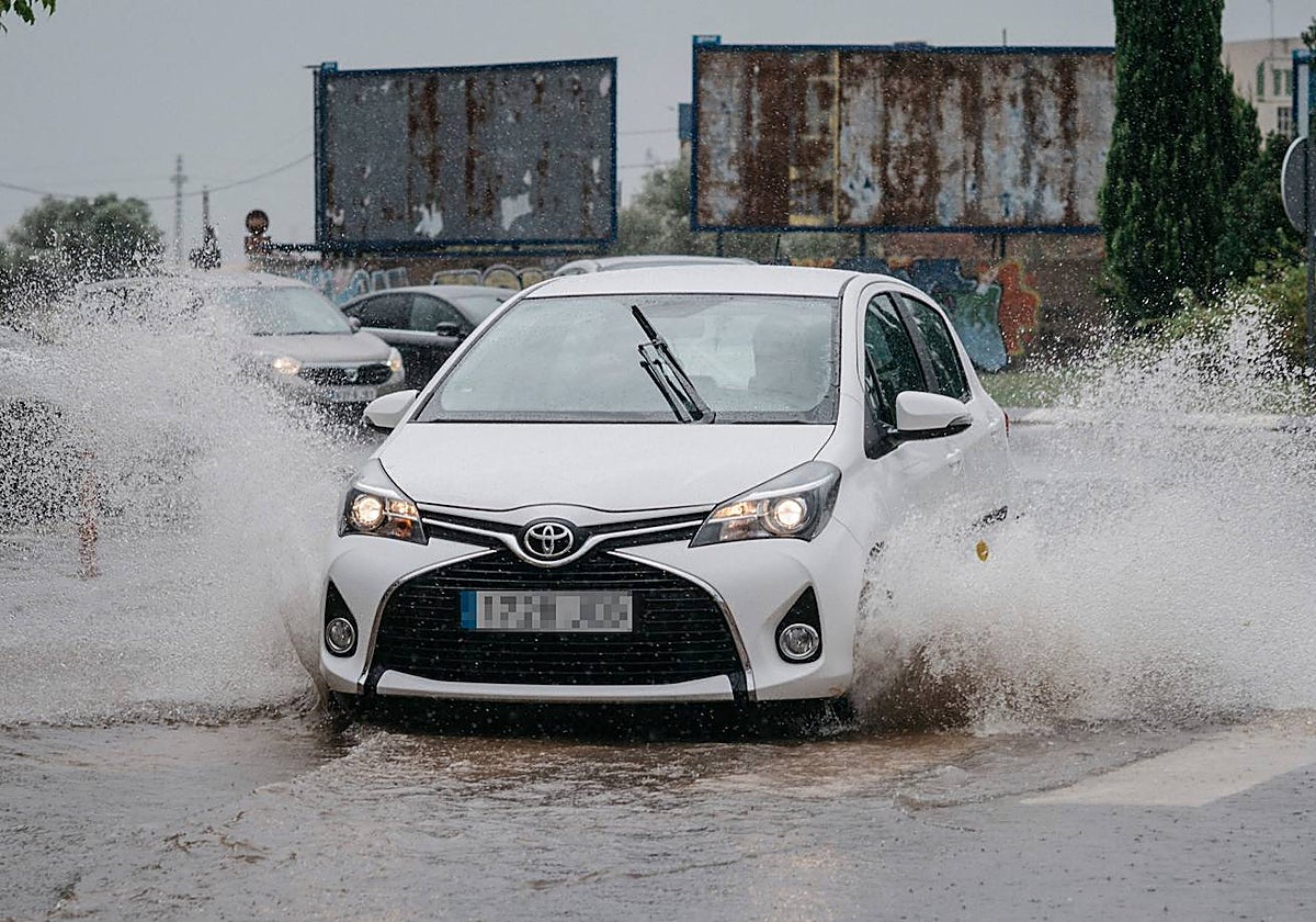 Un coche circula bajo la lluvia en Castellón, Comunidad Valenciana