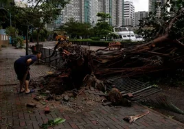 El tifón Saola toca tierra en el sur de China y se cobra su primera víctima