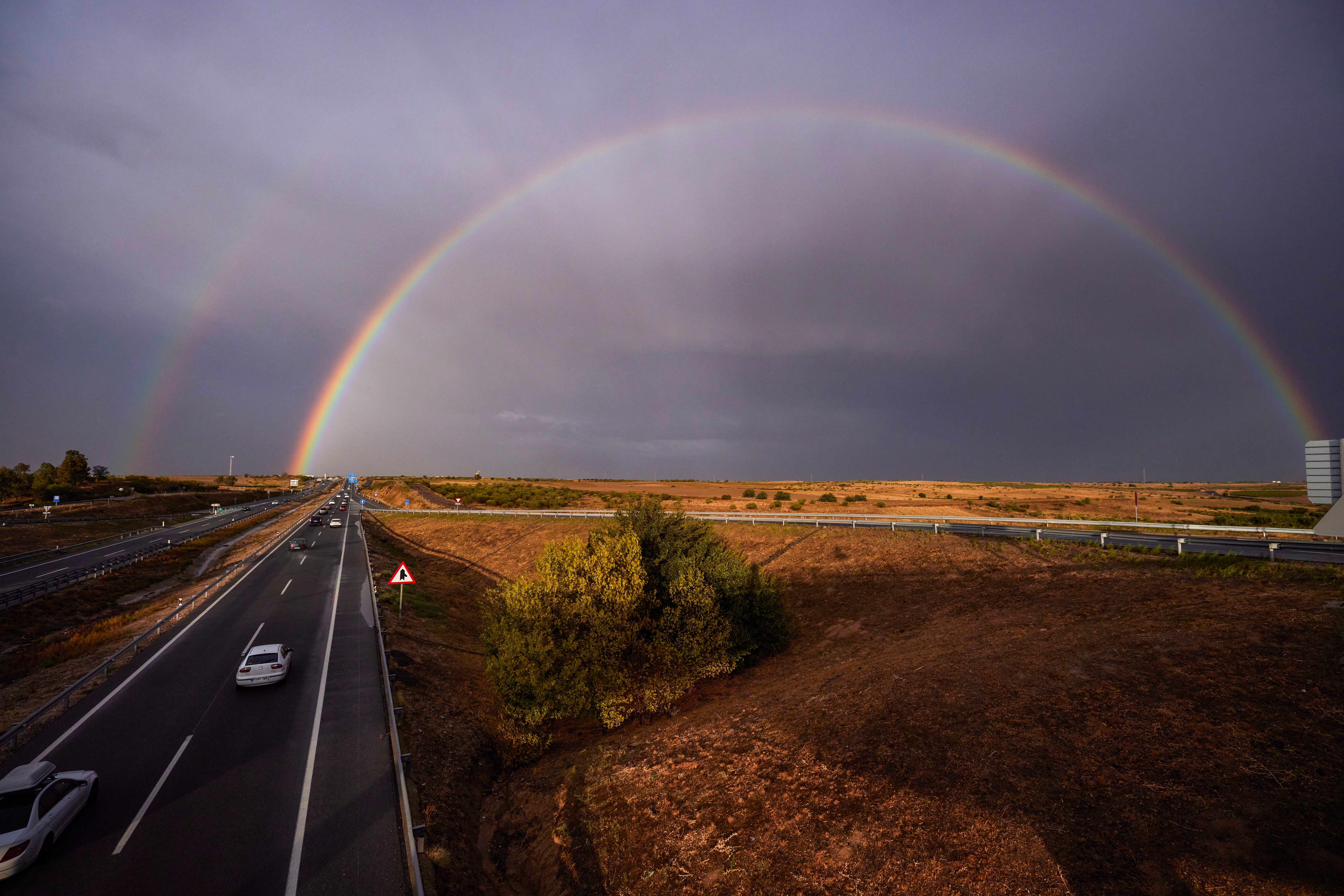 Doble arcoíris se dibuja sobre el trazado de la autovía A5 a la altura de Talavera de la Reina (Toledo) este sábado.