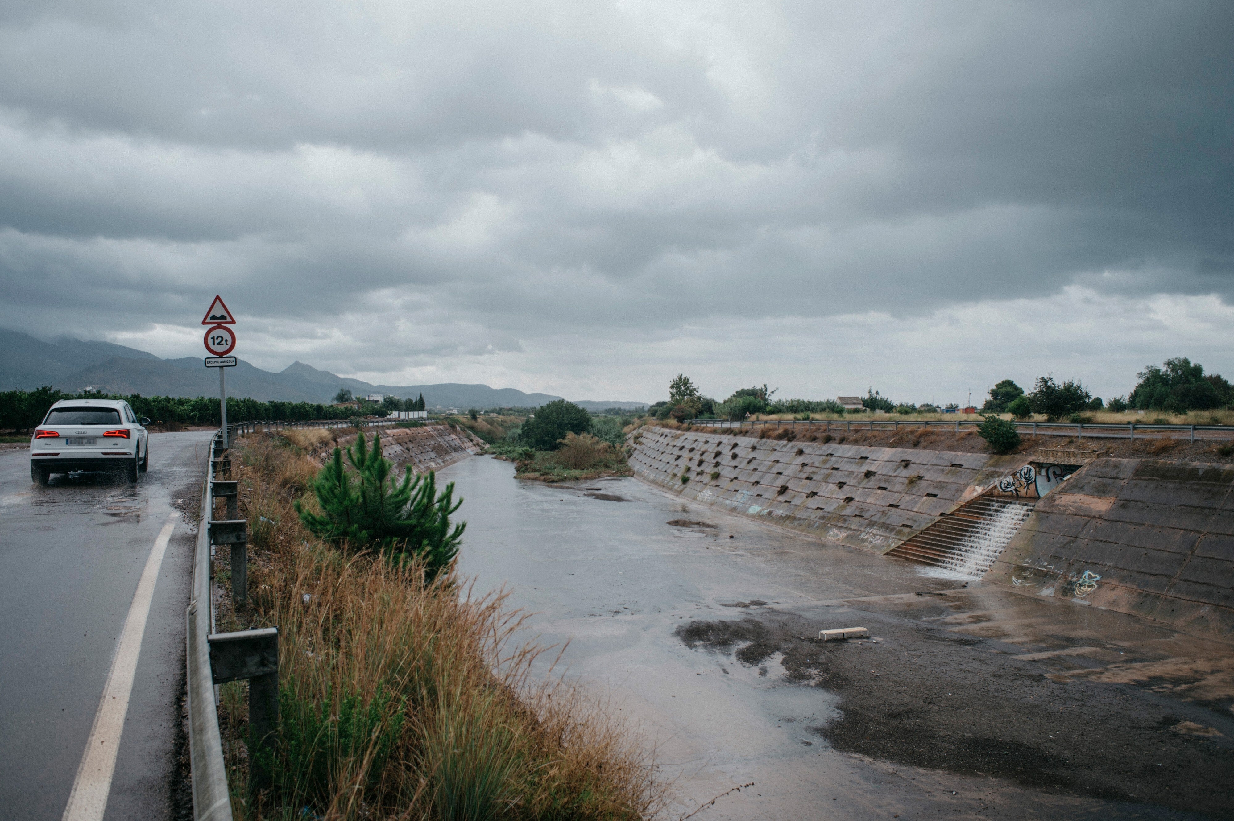 Un coche circula bajo la lluvia en Castellón, Comunidad Valenciana.