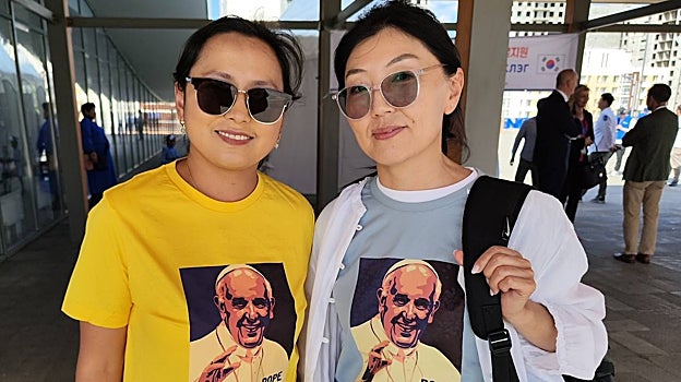 Asistentes a la misa oficiada por el Papa, ataviadas con camisetas decoradas con su imagen